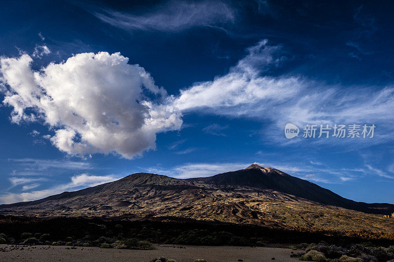 El Teide火山，Pico Viejo和Roques de garcia，从西班牙加那利群岛特内里费Teide国家公园的Llano de Ucanca俯瞰